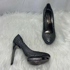 Guess Silver Metallic Scalloped Platform Heels Sz 5.5